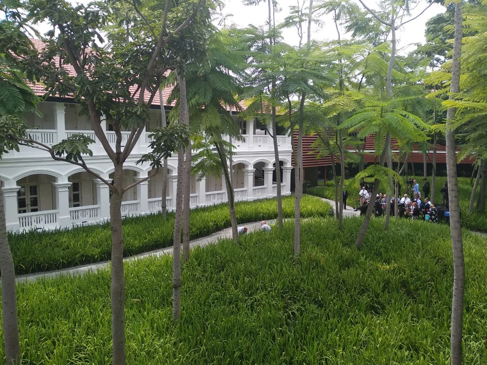 Hai ông Trump-Kim và hai phái đoàn hai bên đi dạo quanh khách sạn Capella sau bữa trưa. Ảnh: CNA