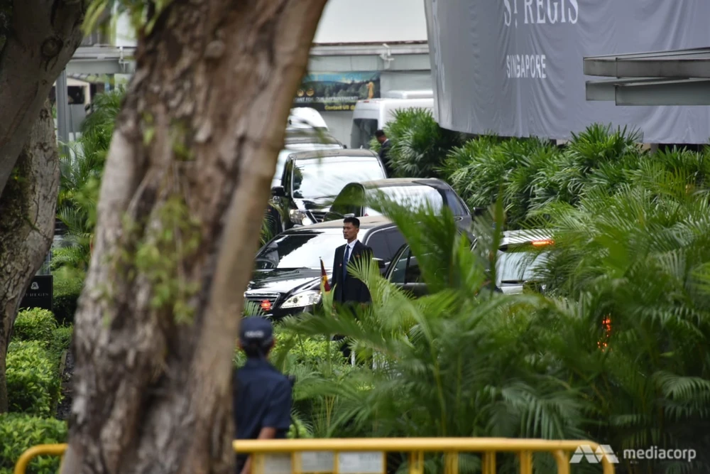 Đoàn xe chở lãnh đạo Triều Tiên Kim Jong-un trên đường tiến về khách sạn Capella, nơi tổ chức thượng đỉnh Mỹ-Triều, sáng 12-6. Ảnh: CNA