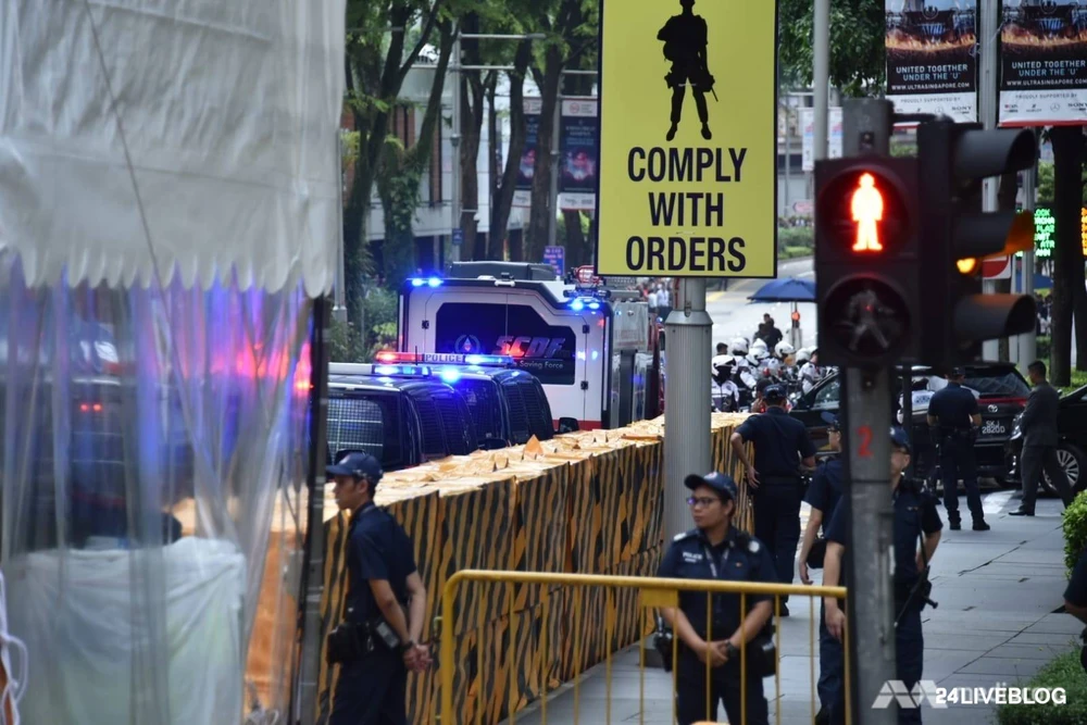 Đoàn xe chở lãnh đạo Triều Tiên Kim Jong-un trên đường tiến về khách sạn Capella, nơi tổ chức thượng đỉnh Mỹ-Triều, sáng 12-6. Ảnh: CNA