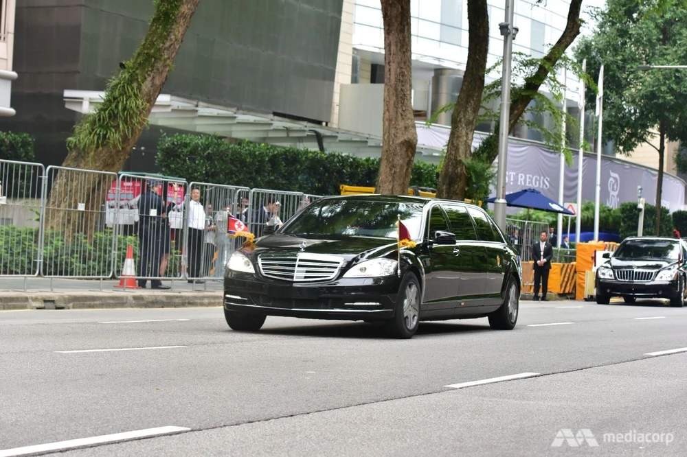 Đoàn xe chở lãnh đạo Triều Tiên Kim Jong-un trên đường tiến về khách sạn Capella, nơi tổ chức thượng đỉnh Mỹ-Triều, sáng 12-6. Ảnh: CNA