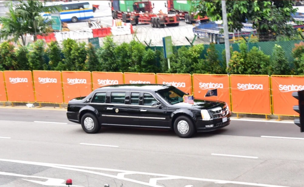 Đoàn xe chở Tổng thống Mỹ Doanld Trump trên đường tiến về khách sạn Capella, nơi tổ chức thượng đỉnh Mỹ-Triều, sáng 12-6. Ảnh: CNA