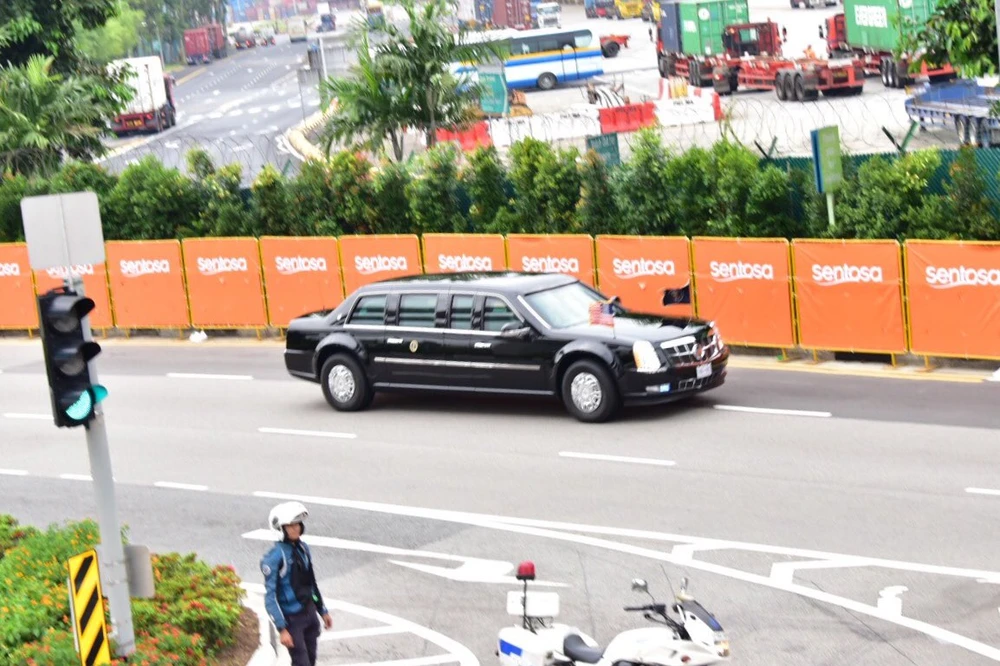 Đoàn xe chở Tổng thống Mỹ Doanld Trump trên đường tiến về khách sạn Capella, nơi tổ chức thượng đỉnh Mỹ-Triều, sáng 12-6. Ảnh: CNA