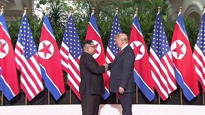 Hai ông Trump-Kim và cú bắt tay lịch sử tại cuộc gặp thượng đỉnh ngày 12-6 ở Singapore. Ảnh: CNA