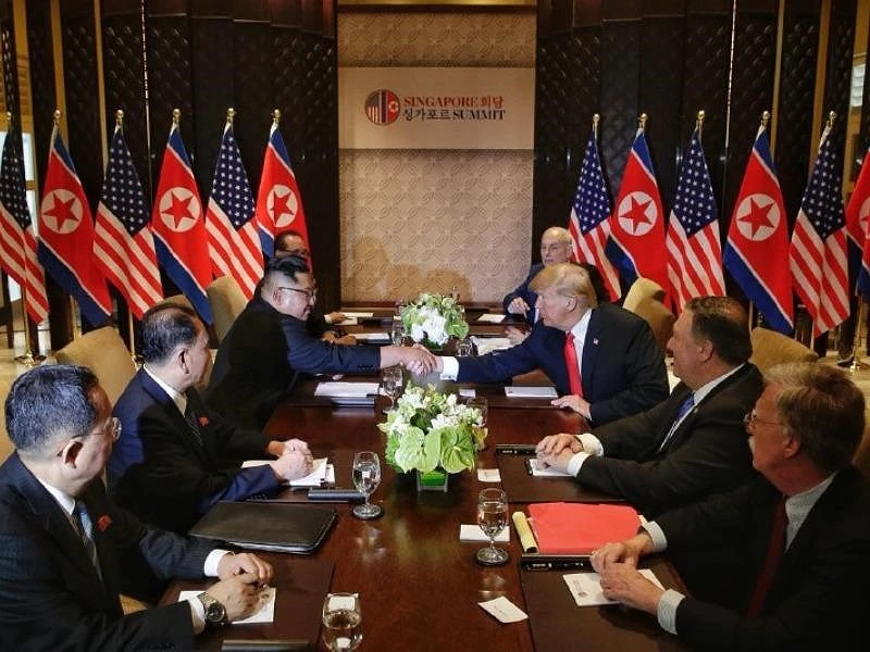 Ông Trump (giữa, phải) và ông Kim (giữa, trái) cùng phái đoàn hai nước gặp mở rộng trong khuôn khổ thượng đỉnh Mỹ-Triều ngày 12-6 tại Singapore. Ảnh: ST