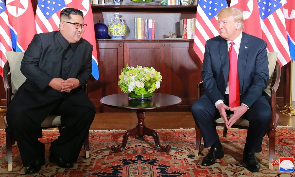 Tổng thống Mỹ Donald Trump (phải) và lãnh đạo Triều Tiên Kim Jong-un gặp song phương trong khuôn khổ thượng đỉnh Mỹ-Triều ngày 12-6 tại Singapore. Ảnh: NYT