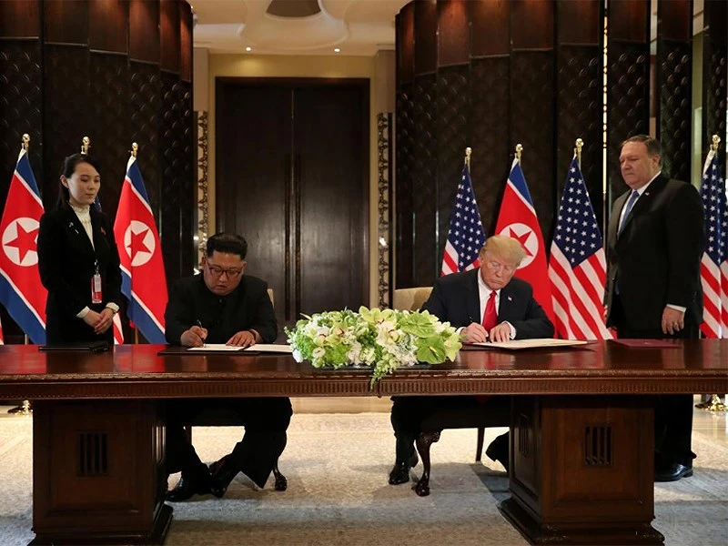 Ông Trump (phải) và ông Kim (trái) trong lễ ký tuyên bố chung thượng đỉnh Mỹ-Triều ngày 12-6 tại Singapore. Ảnh: REUTERS