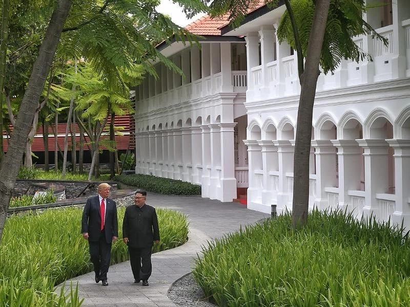 Hai ông Trump-Kim đi dạo quanh khách sạn Capella ở Singapore sau bữa trưa ngày 12-6. Ảnh: ST