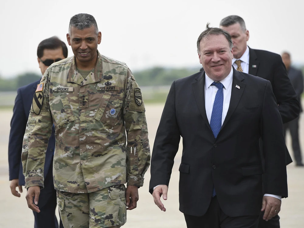 Ngoại trưởng Mỹ Mike Pompeo (phải) được Tướng Vincent K. Brooks - Chỉ huy Lực lượng Mỹ tại Hàn Quốc – đón tại căn cứ không quân Osan khi ông từ Singapore sang Hàn Quốc ngày 13-6. Ảnh: AP