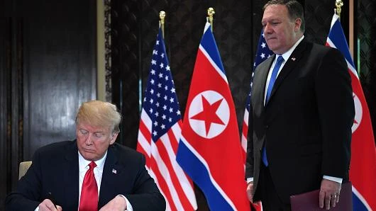 Ông Pompeo đứng bên cạnh Tổng thống Trump trong lễ ký tuyên bố chung thượng đỉnh Mỹ-Triều ngày 12-6 tại Singapore. Ảnh: AFP