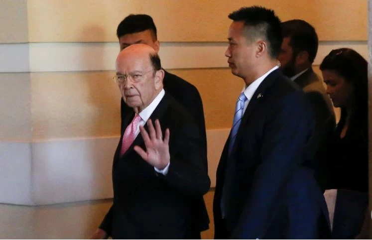Bộ trưởng Thương mại Mỹ Wilbur Ross (giơ tay) đến Trung Quốc đàm phán thương mại đầu tháng này. Ảnh: SCMP