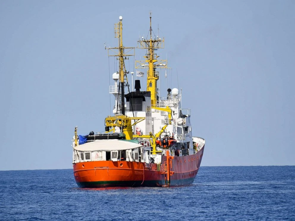 Tàu Aquarius trên biển Địa Trung Hải ngày 12-6. Ảnh: AP