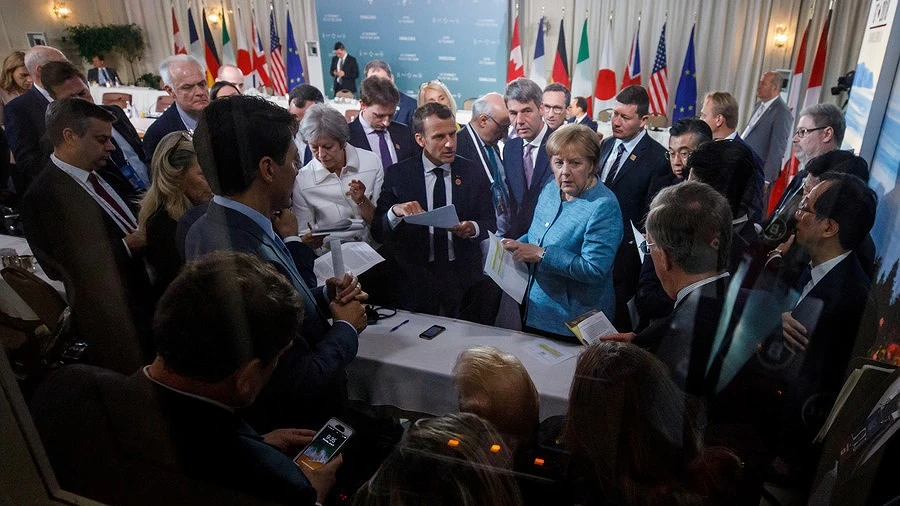 Ông Trump (ngồi, quay lưng lại) đối mặt với các lãnh đạo G7 trong cuộc tranh luận về các câu chữ liên quan thương mại sẽ được đưa vào tuyên bố chung hội nghị, tại Quebec (Canada) cuối tuần rồi. Ảnh: REUTERS