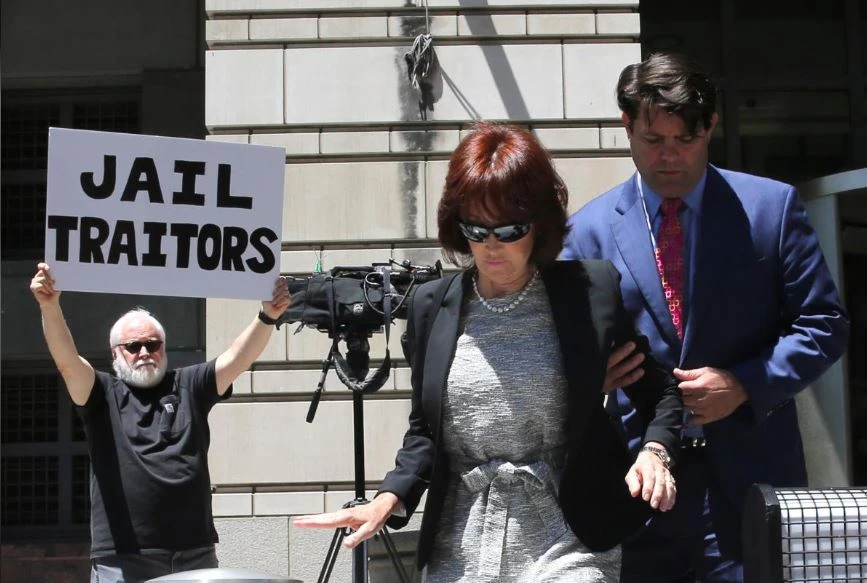 Vợ ông Manafort rời khỏi tòa một mình sau khi ông Manafort bị giam chờ xét xử, ngày 15-6. Ảnh: REUTERS