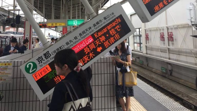 Trạm xe lửa ở Kyoto hư hại sau trận động đất sáng 18-6. Ảnh: TWITTER