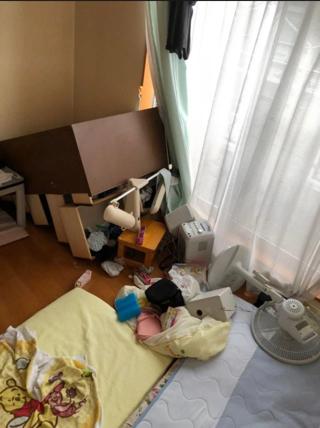 Hình ảnh nhà cửa lộn xộn do rung lắc vì động đất sáng 18-6 được người dân chia sẻ lên TWITTER.