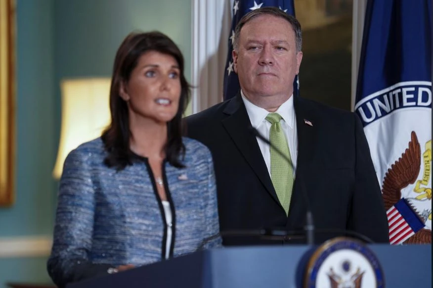 Đại sứ Mỹ Nikki Haley (trái) và Ngoại trưởng Mỹ Mike Pompeo tại cuộc họp báo tại trụ sở Bộ Ngoại giao Mỹ ngày 19-6, thông báo quyết định rút khỏi Hội đồng Nhân quyền LHQ. Ảnh: REUTERS