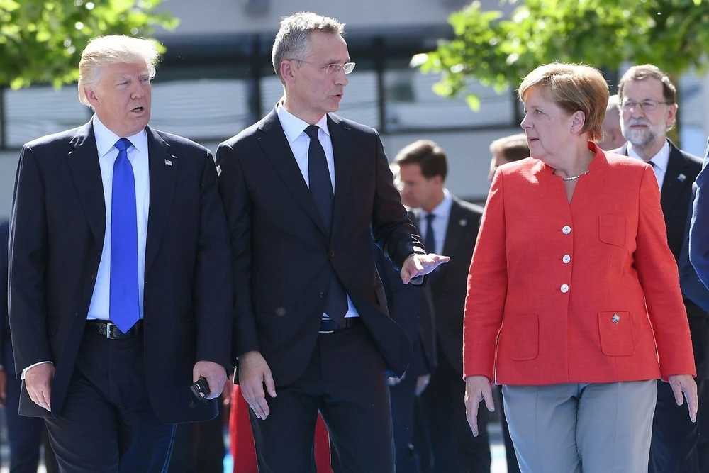 (Từ trái qua): Tổng thống Mỹ Donald Trump, Tổng Thư ký NATO Jens Stoltenberg, Thủ tướng Đức Angela Merkel tại thượng đỉnh NATO ở Brussels (Bỉ) ngày 25-5-2017. Ảnh: AFP