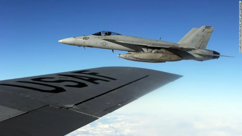 Tiêm kích FA-18 Super Hornet được chụp từ máy bay tiếp liệu trên không KC-135 Stratotanker trong cuộc tập trận chung Mỹ-Nhật trên biển Đông năm 2010. Ảnh: CNN