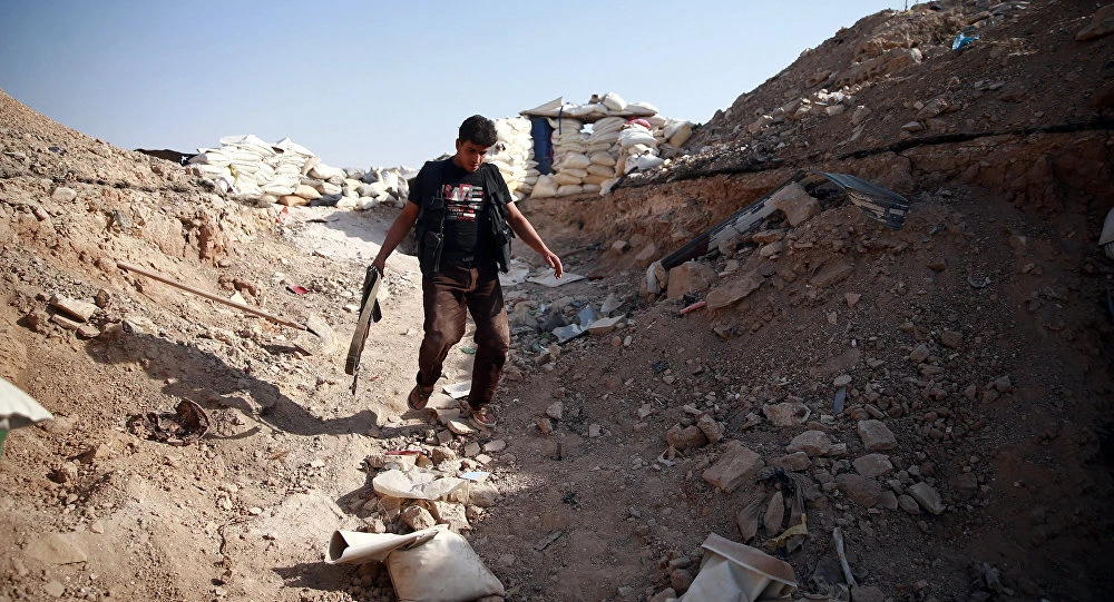 Một tay súng phe nổi dậy tại vùng Đông Ghouta, ngoại ô Damascus (Syria) ngày 17-7-2017. Ảnh: REUTERS