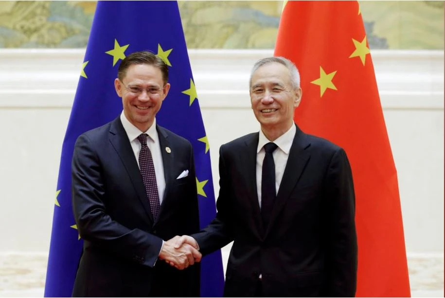 Phó Chủ tịch Ủy ban châu Âu Jyrki Katainen (trái) và Phó Thủ tướng Lưu Hạc (phải) gặp nhau trong khuôn khổ Đối thoại Kinh tế cấp cao EU-Trung Quốc, diễn ra tại nhà khách quốc gia Điếu Ngư Đài ở Bắc Kinh (Trung Quốc) ngày 25-6. Ảnh: REUTERS