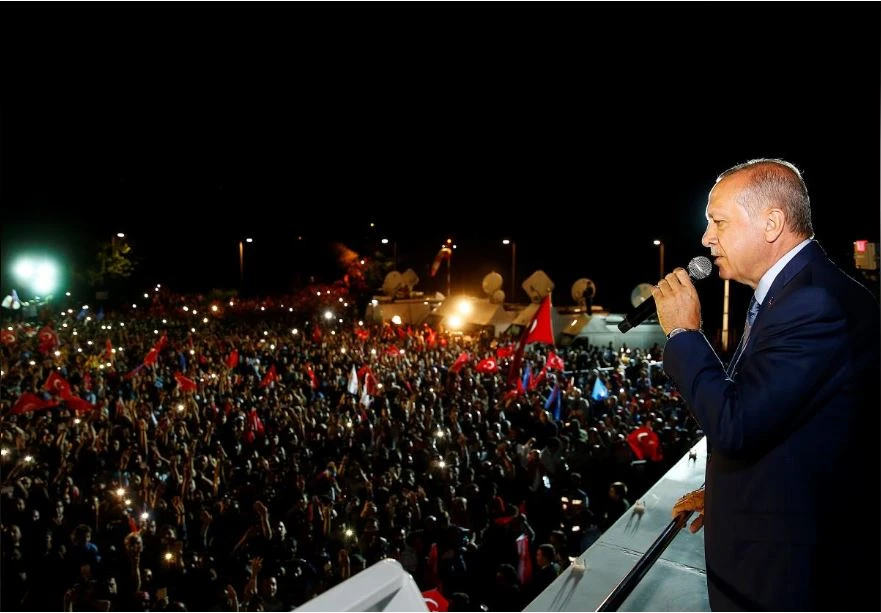 Tổng thống Erdogan phát biểu trước người ủng hộ ở Istanbul (Thổ Nhĩ Kỳ) tối 24-6. Ảnh: REUTERS