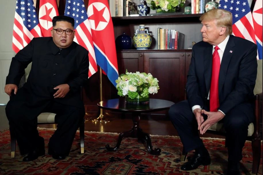 Tổng thống Mỹ Donald Trump (phải) và lãnh đạo Triều Tiên Kim Jong-un gặp song phương trong khuôn khổ thượng đỉnh lịch sử sáng 12-6 tại Singapore. Ảnh: REUTERS