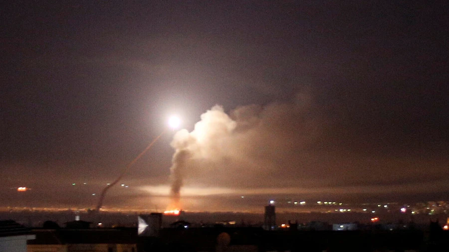 Tên lửa Israel trên bầu trời Damascus (Syria) ngày 10-5. Ảnh: REUTERS