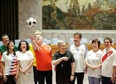 Sốt World Cup, các đại sứ LHQ mặc áo đội tuyển đi họp