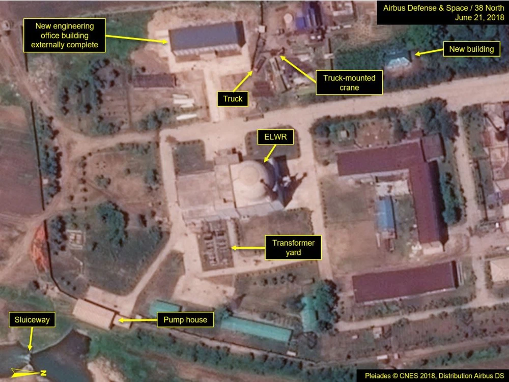 Lò phản ứng thử nghiệm nước nhẹ nhìn bề ngoài cũng đã hoàn tất, với một số tòa nhà mới được xây. Ảnh: 38 NORTH