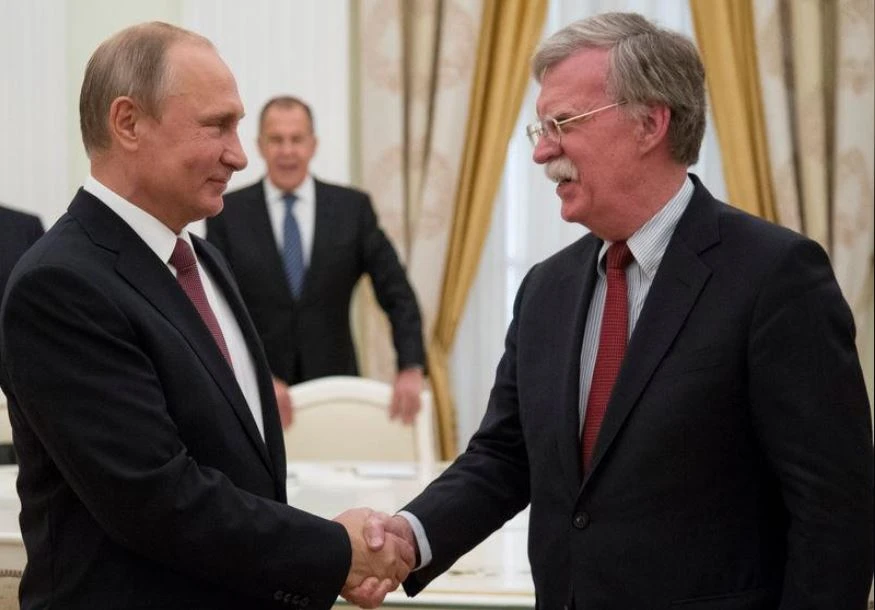 Tổng thống Nga Vladimir Putin (trái) gặp Cố vấn an ninh quốc gia Mỹ John Bolton tại Điện Kremlin ngày 27-6. Ảnh: REUTERS