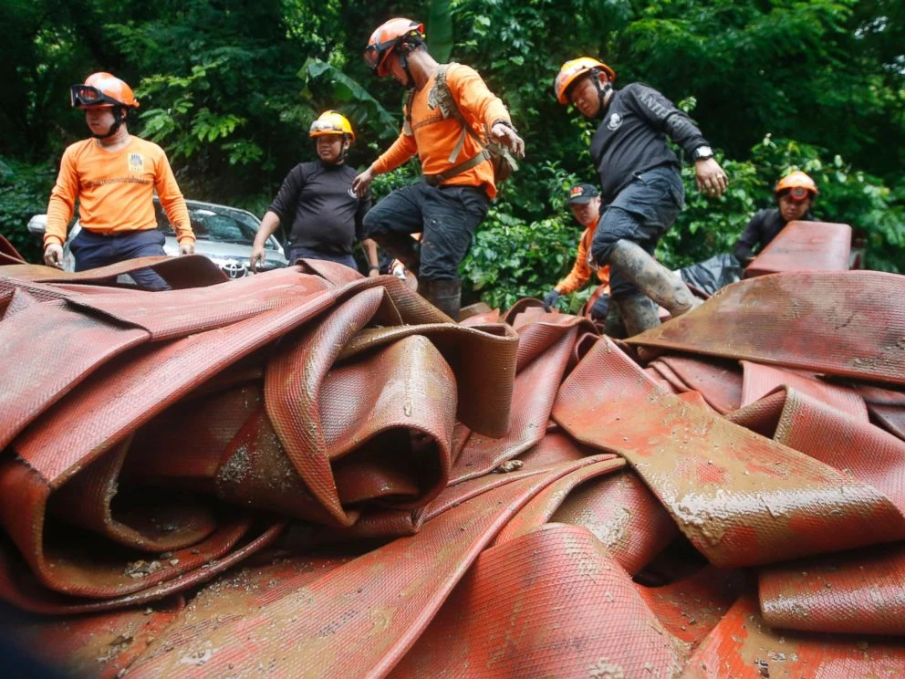Lực lượng cứu hộ đưa thêm ống vòi và máy bơm tiếp tục bơm bớt nước trong hang động ra, ngày 28-6. Ảnh: AP