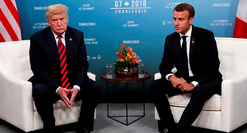 Ông Trump (trái) và ông Macron (phải) gặp bên lề hội nghị G7 tại Canada đầu tháng 6. Ảnh: REUTERS