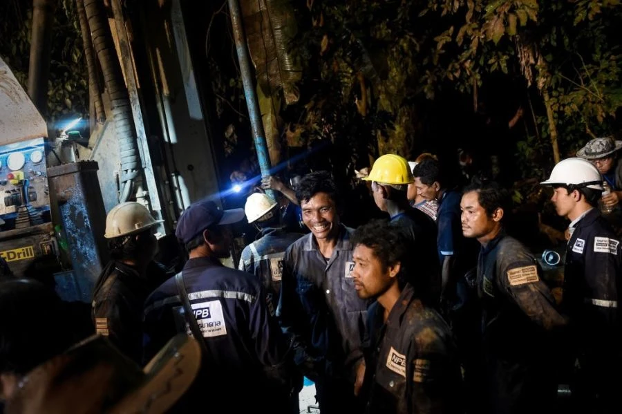 Nụ cười đã nở trên khuôn mặt các nhân viên cứu hộ sau khi tìm thấy 13 thành viên đội bóng nhí còn sống sót nguyên vẹn sau 9 ngày mắc kẹt trong hang động ngập nước. Ảnh: GETTY IMAGES