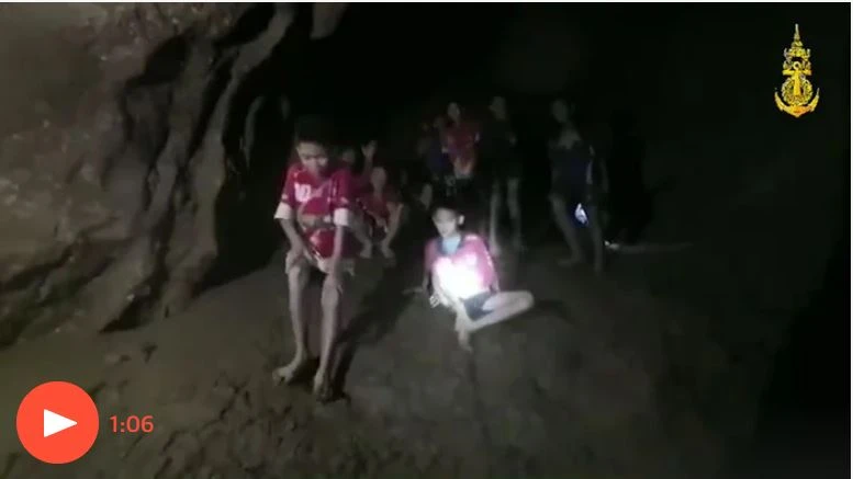 Hình ảnh các thành viên đội bóng nhí được tìm thấy còn sống trong hang động Tham Luang khuya 2-7. Ảnh: GUARDIAN