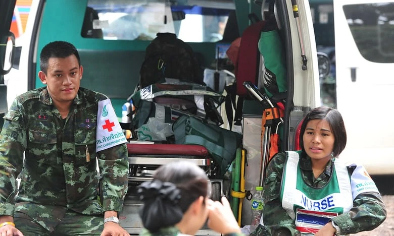 Lực lượng quân y đang túc trực ngoài cửa hang động Tham Luang, chờ hỗ trợ sức khỏe các cậu bé. Ảnh: XINHUA