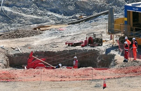 Đường hầm giải cứu bắt đầu được đào từ ngày 25 sau khi tai nạn xảy ra. Ảnh: PBS