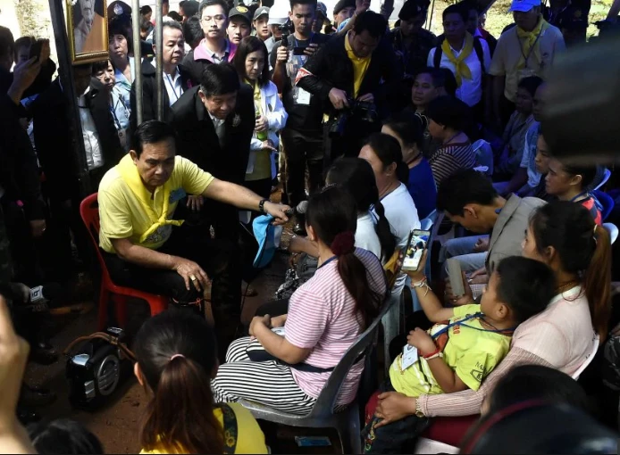 Thủ tướng Thái Lan Prayut Chan-o-cha đến động viên thăm hỏi người thân các cậu bé đội bóng nhí ngày 29-6. Ảnh: NST