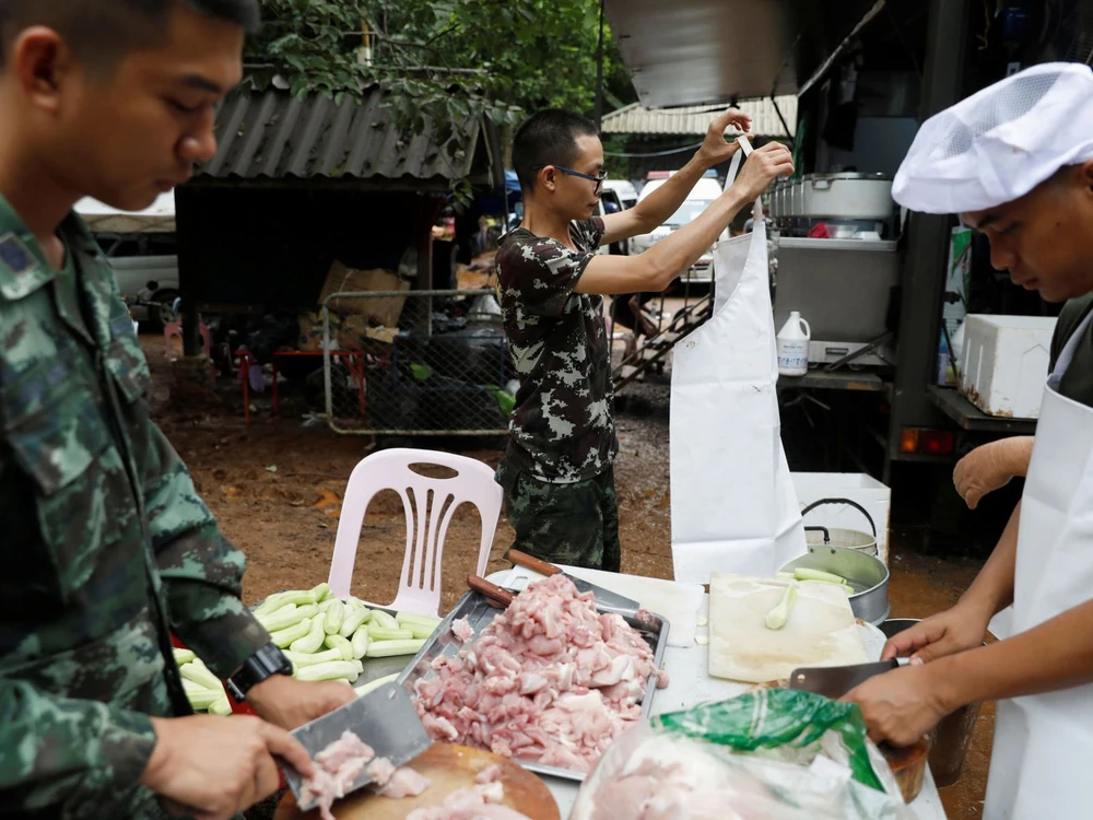 Binh sĩ Thái Lan lo công tác hậu cầu cho công việc cứu hộ, bên ngoài hang động Tham Luang. Ảnh: BANGKOK POST