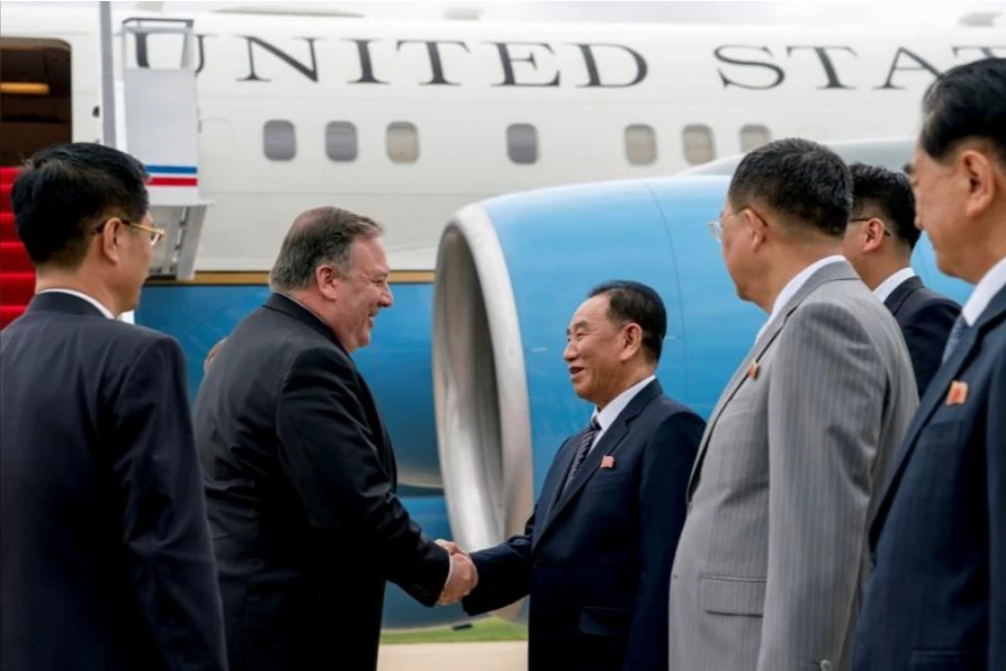 Ngoại trưởng Mỹ Mike Pompeo được Phó Chủ tịch đảng Lao động Triều Tiên Kim Yong-chol đón tại sân bay Bình Nhưỡng ngày 6-7. Ảnh: REUTERS