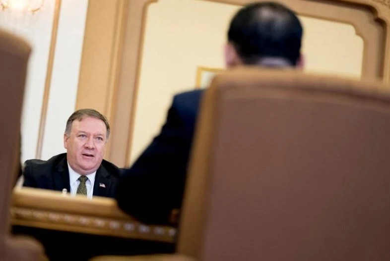 Ngoại trưởng Mỹ Mike Pompeo (trái) trong cuộc đối thoại với Phó Chủ tịch đảng Lao động Triều Tiên Kim Yong-chol (ngồi đối diện) tại Bình Nhưỡng ngày 7-7. Ảnh: REUTERS