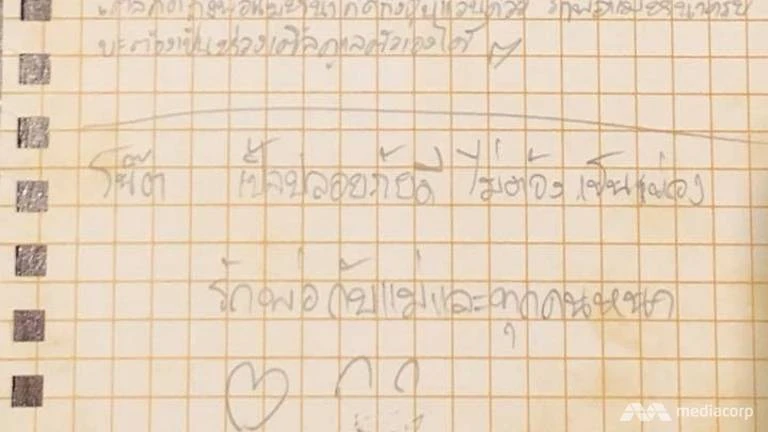 Huấn luyện viên xin lỗi bố mẹ các cậu bé vì đã dẫn đội bóng vào trong hang động để rồi bị mắc kẹt. 14 ngày đau khổ, lo lắng cho tính mạng con trai mình mắc kẹt sâu trong hang động ngập nước, khuya 6-7, bố mẹ các cậu bé vỡ òa khi nhận được thông điệp nhắn nhủ của con mình viết trên giấy được các thợ lặn trong lực lượng đặc nhiệm hải quân Thái Lan (Thái Seals) mang ra. Một mẩu giấy một cậu bé viết cho bố mẹ được đặc nhiệm Thai Seals mang ra. Ảnh: CNA Từ những dòng chữ cho thấy các cậu bé cố gắng làm bố mẹ yên tâm, bớt lo lắng về mình. “Đừng lo cho con. Con nhớ tất cả mọi người – ông, dì, mẹ, bố và tất cả mọi người trong nhà. Con yêu tất cả mọi người. Con đang rất ổn trong này. Các anh đặc nhiệm hải quân chăm sóc con rất tốt. Yêu tất cả mọi người” – một cậu bé tên gọi thân mật là Mik viết cho gia đình. “Con ổn. Chỉ là trong này hơi lạnh tí thôi nhưng đừng lo cho con nhé. Đừng quên sinh nhật con!” – một cậu bé khác viết. Đội bóng nhí mắc kẹt trong hang động ngập nước từ trưa 23-6 và được tìm thấy còn sống khuya 2-7. Ảnh: GUARDIAN “Con yêu mẹ, con yêu bố, yêu cả em trai nữa. Nếu có thể ra được, hãy dẫn con đi ăn đồ nướng nhé. Con yêu mẹ, bố và em” - cậu bé được gọi là Nick viết. Ekapol Chanthawong, huấn luyện viên 25 tuổi của đội bóng nhí cũng viết cho bố mẹ đội bóng, xin lỗi đã đưa các em vào hang động và hứa sẽ chăm sóc tốt các cậu bé. “Tất cả bọn trẻ vẫn ổn. Các em được đội cứu hộ chăm sóc tốt. Cháu hứa sẽ chăm sóc tốt nhất cho các em. Xin cám ơn vì sự mọi sự ủng hộ của các cô chú và xin cô chú hãy nhận lời xin lỗi của cháu”. Như các cậu bé, Ekapol cũng nhắn gửi gia đình mình: “Bà và dì yêu quý, con vẫn ổn. Đừng quá lo về con, hãy chăm sóc mình. Dì có thể nói bà chuẩn bị nước ép rau và thịt được không? Con sẽ ăn khi ra ngoài. Yêu tất cả”. Bố mẹ, người thân đội bóng nhí tập trung xem đoạn video quay các cậu bé chào hỏi từ trong hang động. Ảnh: Bố mẹ và người thân các cậu bé vẫn tập trung ngoài cửa hang động cầu nguyện và mong ngóng tin con từ ngày đầu tiên biết con mắc kẹt bên trong đến giờ. Nhiều cha mẹ vì quá đau khổ và lo lắng đã ngã bệnh phải vào bệnh viện rồi lại trở về cửa hang động sau khi khỏe lại. Nụ cười đã trở lại trên gương mặt cha mẹ các cậu bé khi hay con mình còn sống. Ảnh: Tổng cộng có 13 mẩu giấy được các đặc nhiệm Thai Seals mang ra. Để chuyển được 13 mẩu giấy này cho các bố mẹ, các đặc nhiệm Thái Seals đã phải trải qua 6 giờ lặn, di chuyển từ vị trí các cậu bé ẩn náu ra cửa hang động, rồi lại mất 5 tiếng trở vào. Công việc lặn trong hang động ngập nước cực kỳ gian khổ và nguy hiểm. Ảnh: ROYAL THAI NAVY 132 đặc nhiệm Thái Seals đã làm việc không ngừng nghỉ ngay từ những ngày đầu tiên để tìm kiếm cứu hộ đội bóng nhí. Công viêc lặn trong hang động cực kỳ nguy hiểm ngay cả với các đặc nhiệm Thai Seals dày dạn kinh nghiệm. Họ phải lặn, bơi trong mê cung địa thế lồi lõm đá, trong nước bùn, không ánh sáng. Đã có một trong số họ thiệt mạng. Anh Saman Gunan, cựu binh Thai Seals tử vong vì thiếu ô xy vào 1 giờ sáng 6-7 trong lúc đang lặn trong hang động. Anh Saman Gunan, cựu binh Thai Seals tham gia cứu hộ tại hang động Tham Luang lúc còn sống. Ảnh: ROYAL THAI NAVY Tình hình hiện tại là các phương án giải cứu vẫn chưa được chốt cũng như chưa xác định thời gian bắt đầu, trong khi mưa bão lớn theo dự báo sắp đến gần. Nếu mưa đổ xuống, mực nước bên trong hang động – nằm dưới ngọn núi đá vôi – sẽ tăng lên, làm khó khăn và nguy hiểm hơn công tác giải cứu. Tối 6-7, Bộ trưởng Nội vụ Thái Lan Anupong Paochinda đến hiện trường bàn với chính quyền tỉnh Chiang Rai và các chuyên gia về phương án giải cứu, nhưng vẫn chưa có gì được quyết. Tỉnh trưởng Chiang Rai, chỉ huy chiến dịch cứu hộ Narongsak Osottanakorn cho biết phải hoãn cho đội bóng lặn ra vì các cậu bé vẫn chưa đủ khỏe để có thể đảm bảo an toàn.