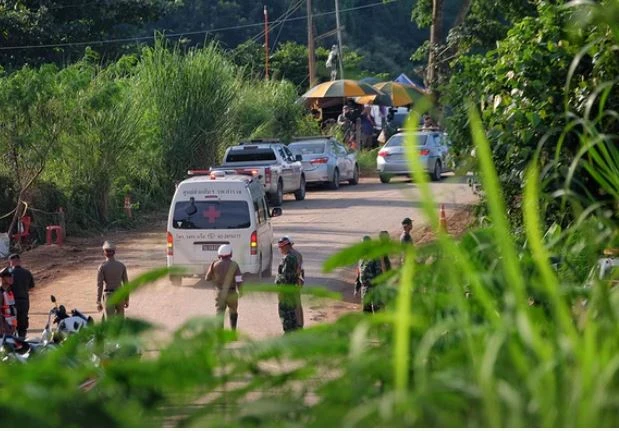 Xe cứu thương đưa các thành viên đội bóng nhí về bệnh viện chiều nay. Ảnh: GUARDIAN