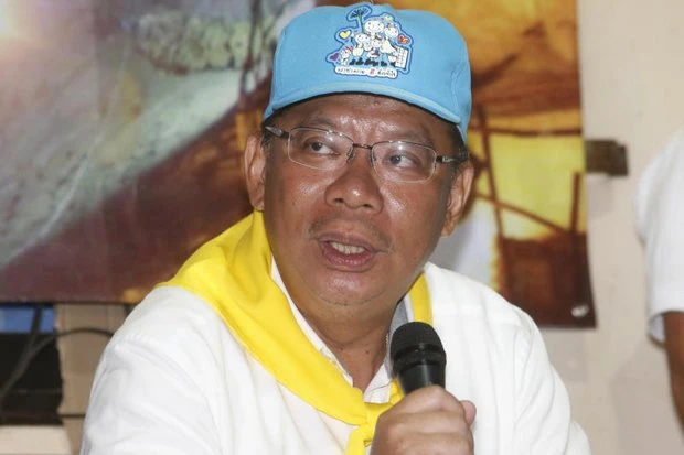 Chỉ huy chiến dịch cứu hộ Narongsak Osotthanakorn, vốn cựu tỉnh trưởng tỉnh Chiang Rai vừa mới được điều chuyển làm tỉnh trưởng tỉnh Phayao thông báo với truyền thông về diễn tiến giải cứu, trong cuộc họp báo khuya 8-7. Ảnh: AP