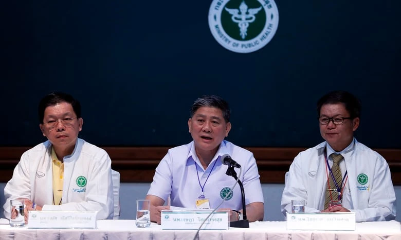 Các bác sĩ họp trưa 10-7 thông báo tình hình sức khỏe các cậu bé đã được cứu ra. Ảnh: EPA