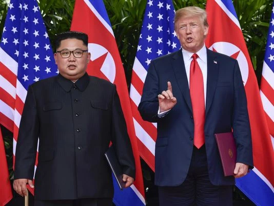Tổng thống Mỹ Donald Trump (phải) và lãnh đạo Triều Tiên Kim Jong-un tại thượng đỉnh Mỹ-Triều ở Singapore ngày 12-6. Ảnh: AP