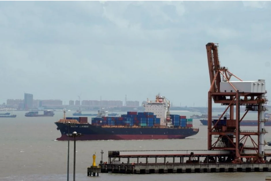 Tàu hàng ở cảng Thượng Hải (Trung Quốc) ngày 10-7. Ảnh: REUTERS