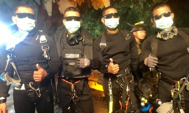 Đặc nhiệm hải quân Thái Lan chúc mừng giải cứu thành công toàn bộ 13 thành viên đội bóng nhí Lợn rừng, tối 10-7 tại Chiang Rai (Thái Lan). Ảnh: THAI NAVY SEALS FACEBOOK