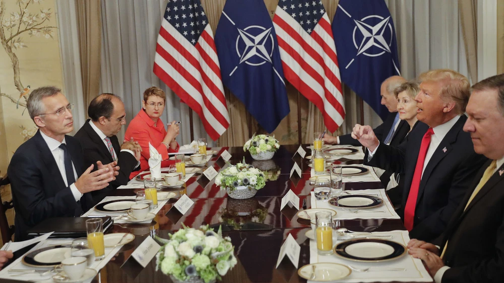 Tổng thống Mỹ Donald Trump (phải) và Tổng Thư ký NATO Jens Stoltenberg (trái) trong bữa ăn sáng 11-7 tại Brussels (Bỉ). Ảnh: AP