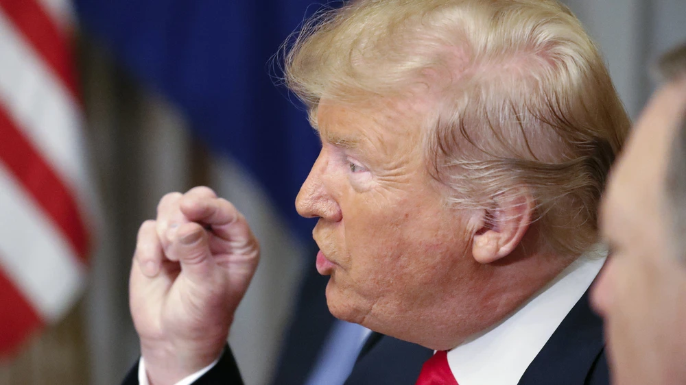 Tổng thống Mỹ Donald Trump chỉ trích Đức là “tù nhân” của Nga trong cuộc gặp ăn sáng với Tổng Thư ký NATO Jens Stoltenberg ngày 11-7 tại Brussels (Bỉ). Ảnh: AP