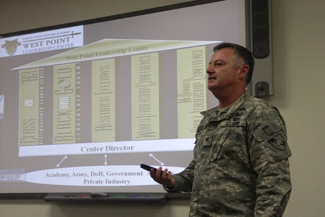 Chuẩn tướng Thomas Kolditz - Giám đốc điều hành Viện Lãnh đạo mới Doerr thuộc đại học Rice khen ngợi tài lãnh đạo của chỉ huy và lực lượng thực hiện chiến dịch cứu hộ. Ảnh: WEST POINT